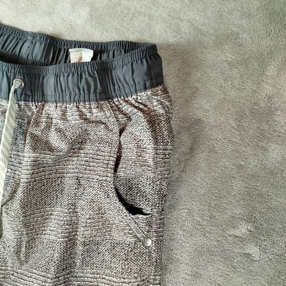 Vuori Kore Shorts Mens S Gray Athletic Lined Drawstring Gym Running 9" Ins - Picture 3 of 12